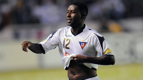 Edison Méndez, de Liga Deportiva Universitaria, celebra un gol contra Fluminense durante el partido de ida de la final de la Copa Sudamericana el 25 de noviembre de 2009.