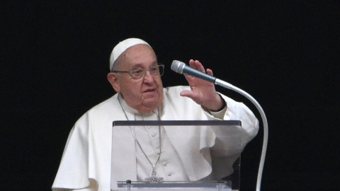 El papa Francisco saluda desde la ventana del palacio apostólico con vista a la plaza de San Pedro, en el Vaticano, el 12 de enero de 2025.