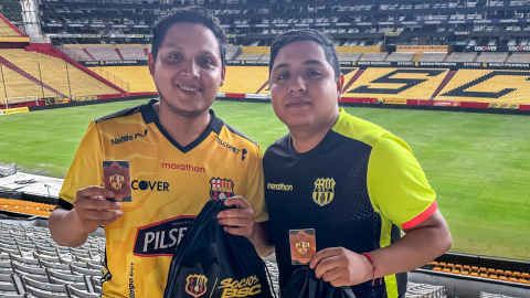 Socios de Barcelona SC con su credencial y kit del centenario en el estadio Banco Pichincha, el 15 de enero de 2025.