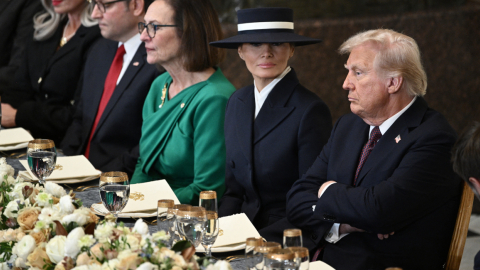 La primera dama estadounidense, Melania Trump y el presidente Donald Trump asisten a un almuerzo después de la ceremonia de inauguración, 20 de enero de 2025.