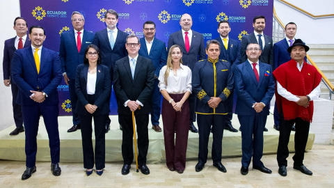 Foto oficial del debate del 19 de enero de 2025 organizado por el Consejo Nacional Electoral. No quiso ser parte del retrato Pedro Granja, del Partido Socialista.