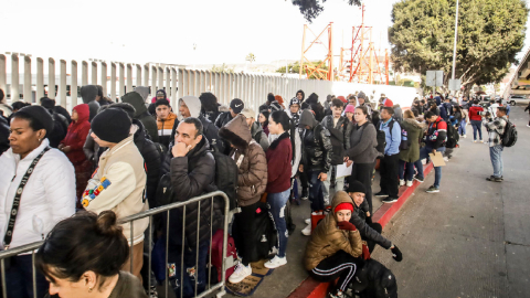 Migrantes permanecen varados este 20 de enero de 2025 en el puerto fronterizo de El Chaparral, en Tijuana, México, en la frontera con Estados Unidos.