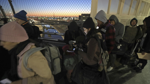 Un grupo de migrantes espera en una fila en el puente Internacional Paso del Norte, el 20 de enero de 2025, en Ciudad Juárez, México.