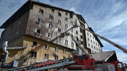 Bomberos trabajan en los exteriores de un hotel de una estación de esquí en Turquía que sufrió un incendio, el 21 de enero de 2025.