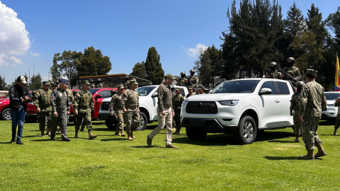 El ministro de Defensa, Gian Carlo Lofrredo, inspecciona los automotores que fueron entregados a las Fuerzas Armadas.