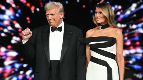 El presidente de Estados Unidos, Donald Trump y la primera dama, Melania Trump, llegan al baile inaugural de Liberty en Washington, 20 de enero de 2025.