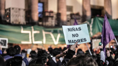 Mujeres protestan en Quito por la violencia sexual contra las niñas, en 2023.