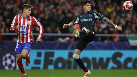 Piero Hincapié, defensa ecuatoriano del Bayer Leverkusen, en el duelo de este martes 21 de enero ante el Atlético de Madrid, por la Champions League.