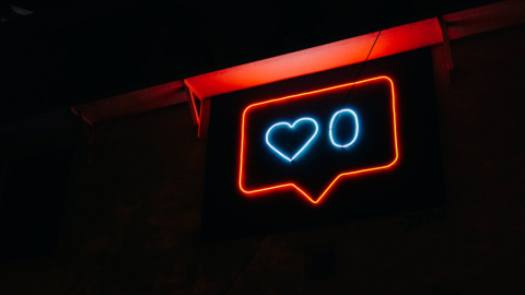 Fotografía referencial de un letrero de neon que recrea la cantidad de 'me gusta' que tiene una publicación de Instagram.