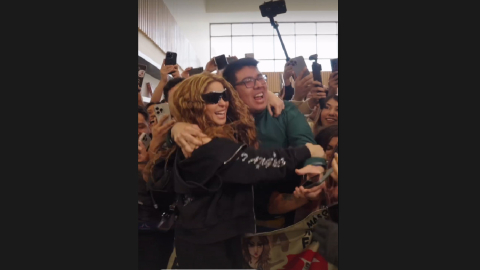 La cantante colombiana Shakira saluda a sus fanáticos en su llegada al aeropuerto en Ciudad de México, este 21 de enero de 2025.