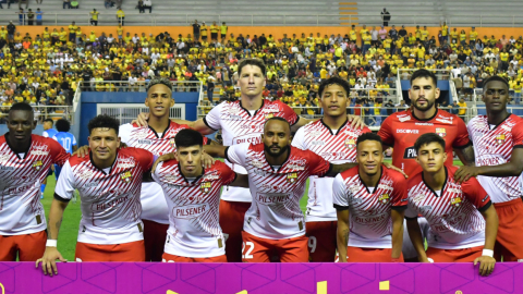 Los jugadores de Barcelona SC posan previo al partido amistoso con el Manta FC, en el estadio Jocay, el 21 de enero de 2025.