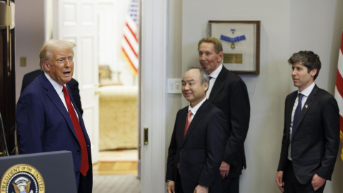 El presidente de Estados Unidos, Donald Trump, en el anuncio del proyecto Stargate en la Casa Blanca, junto a Sam Altman, Larry Ellison y Masayoshi Son, directores ejecutivos de OpenAI, Oracle y Softbank respectivamente, el 21 de enero de 2025.