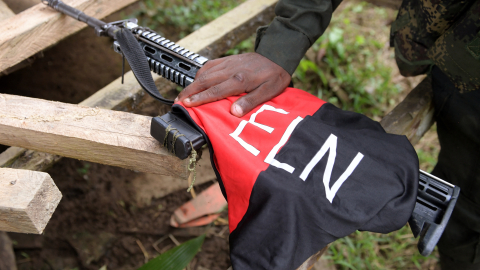 Fotografía de archivo del arma de un rebelde del Ejército de Liberación Nacional de Colombia (ELN) cerca del río Baudo, en la provincia de Choco, en 2023.