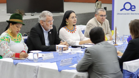 Cuatro de los cinco integrantes del CNE en una reunión con observadores internacionales el 14 de enero de 2025.