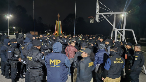 Funcionarios de la fiscalía guatemalteca junto a policías de ese país en unos operativos de desarticulación de una rede de tráfico de migrantes en Guatemala, el 22 de enero de 2025.