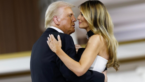 Donald Trump baila con su esposa Melania Trump, el 20 de enero de 2025.