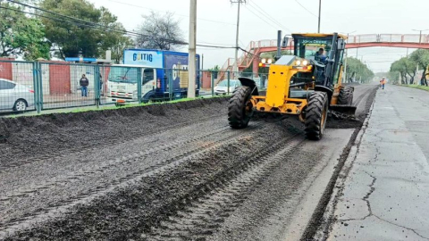 Maquinaria realiza la repavimentación de la avenida Galo Plaza Lasso de Quito, el 3 de enero de 2025.