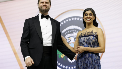 El vicepresidente JD Vance y la segunda dama Usha Vance asisten al baile del Comandante en Jefe en Washington, Estados Unidos, el 20 de enero de 2025.