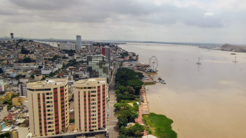 Una vista referencial de la cabecera norte del Malecón y del centro de Guayaquil, el 10 de julio de 2024.