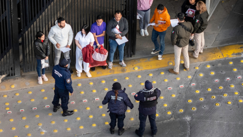 Funcionarios de inmigración y policías mexicanos reciben a deportados luego de que fueron enviados de regreso a México, 22 de enero de 2025.