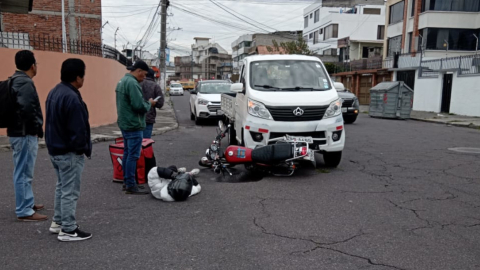 Mujer resulta herida en el norte Quito tras choque de una motocicleta con un camión