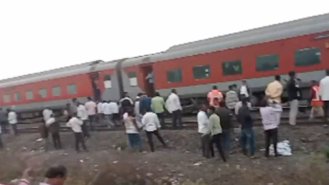 Tragedia en India: 13 pasajeros arrollados por un tren tras huir de otro vagón