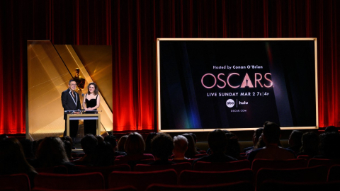 Bowen Yang y Rachel Sennott en el anuncio de las nominaciones a los Premios Oscar 2025.