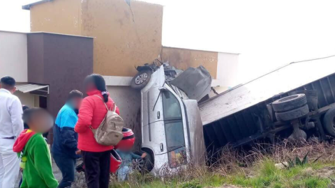 Uno de los autos arrastrados por el camión se estrelló en la pared de la vivienda, en un accidente de tránsito ocurrido en Ambato, el 23 de enero de 2025.