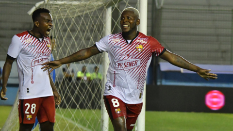 Gabriel Cortez (derecha), de Barcelona SC, celebra un gol ante del Manta FC el martes 21 de enero de 2025, en el estadio Jocay.