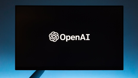 Fotografía referencial de un monitor de computadora que muestra el logo de la empresa tecnológica de inteligencia artificial, OpenAI.