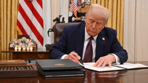 El presidente de Estados Unidos, Donald Trump, firmando una orden ejecutiva, 23 de enero de 2025.