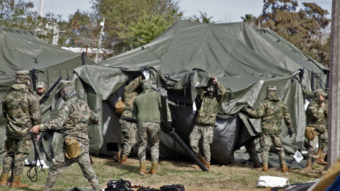 Militares mexicanos construyen refugios temporales en la frontera entre México y Estados Unidos, en medio de las deportaciones que la administración de Donald Trump anticipa, el 22 de enero de 2025, en Matamoros, estado de Tamaulipas.