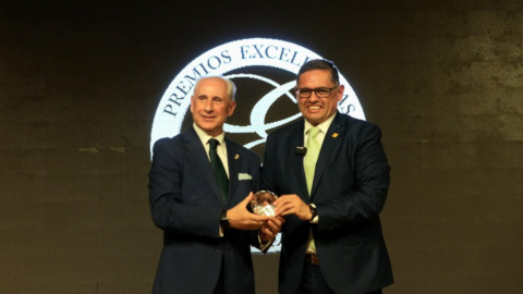 Mateo Estrella, ministro encargado de Turismo, recibiendo el premio de Excelencias Turísticas, 23 de enero de 2025.