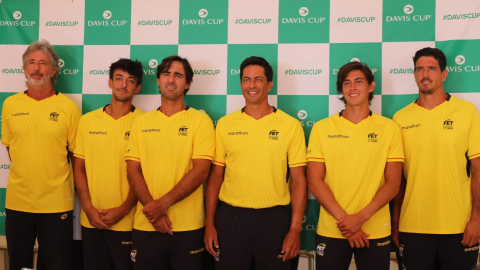 El equipo ecuatoriano de Copa Davis posa para una foto.