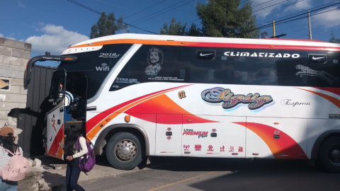 Un bus de transporte público chocó con un automóvil y luego se estrelló con una pared de una propiedad privada, ocurrió este 23 de enero de 2025.