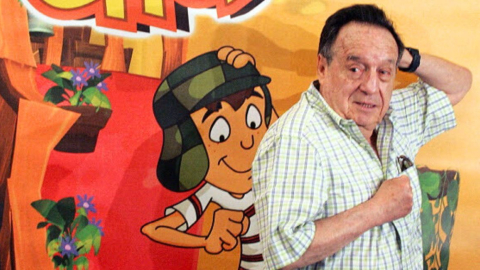 Roberto Gomez Bolaños 'Chespirito' posa para fotógrafos durante el lanzamiento de 'El Chavo La serie animada' en Ciudad de México, el 10 de octubre de 2006.