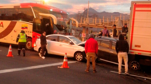 Choque múltiple en Machachi, en el cantón Mejía, este 24 de enero de 2025.