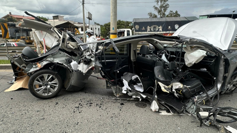 Así quedó el carro tras el choque en la vía Cuenca-Azogues, el 26 de diciembre de 2024.