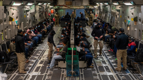 Imagen del Departamento de Defensa de inmigrantes indocumentados esperando el despegue de un vuelo de expulsión en el Aeropuerto de Tucson, el 23 de enero de 2025