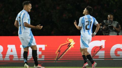 El delantero argentino Ian Subiabre celebra con su compañero, Julio Soler, después de anotar ante Brasil por la Fecha 1 del Sudamericano Sub 20, el 24 de enero de 2025.