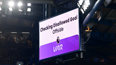 Un marcador electrónico muestra la decisión del VAR durante un partido entre Chelsea y Fulham, en Londres, el 26 de diciembre de 2024.