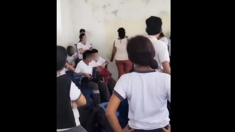 Una rectora gritó a un estudiante de un colegio en Guayaquil, de acuerdo con un video que circuló el 24 de enero de 2025.