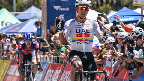 Jhonatan Narváez festeja la victoria en la etapa 5 del Tour Down Under, el 25 de enero de 2025.