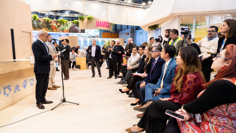 El Secretario General de la Comunidad Andina, Embajador Gonzalo Gutiérrez, presentando la iniciativa 'Caminos Andinos', en la Fitur 2025, de Madrid, el 23 de enero.