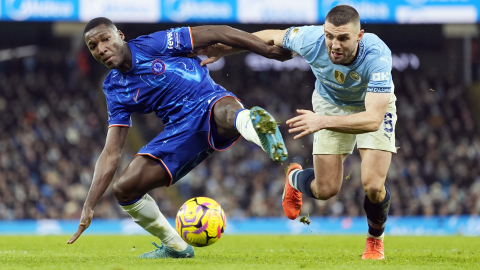 Moises Caicedo del Chelsea y Mateo Kovacic del Manchester City, disputan una pelota el 25 de enero de 2025.