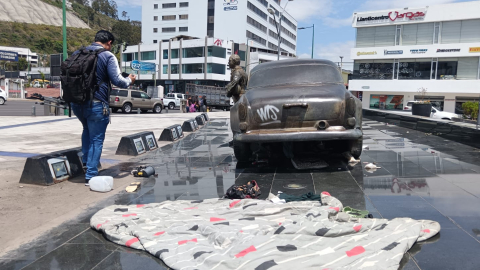 Dentro de la réplica del Volvo del corredor Luis "Loco"Larrea estaba una guarida de dos indigentes extranjeros.