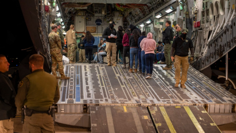 Inmigrantes indocumentados suben a un avión Boeing C-17 Globemaster III en el Aeropuerto Internacional de Tucson, Arizona, el 23 de enero de 2025.