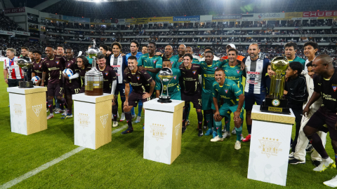 Las leyendas de Liga de Quito, junto con las copas internacionales, durante la Noche Blanca, el 25 de enero de 2025.