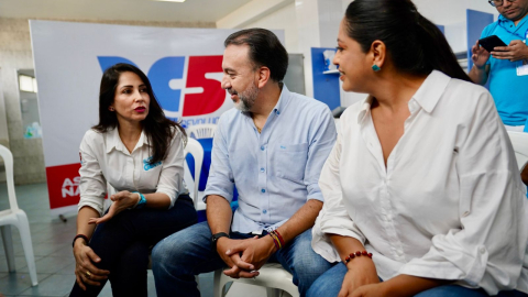 La candidata a Presidenta, Luisa González; el alcalde de Quito, Pabel Muñoz, y la prefecta de Pichincha, Paola Pabón, reunidos en una asamblea de la Revolución Ciudadana, en agosto de 2024. Imagen referencial.