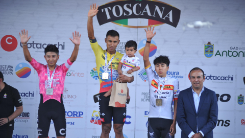 Jhonatan Narváez (medio) junto a su hijo en el podio del Campeonato Nacional de Ciclismo, en Cotacachi, el 2 de febrero de 2025.